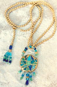 Long sautoir réglable - perles de bois et dorure, mosaïque de tessons de verres sur résine et dorure, perles de verre, laiton