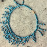 Ras de cou avec plein de petits pendants de perles de pates de verre bleues turquoises