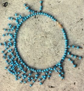 Ras de cou avec plein de petits pendants de perles de pates de verre bleues turquoises