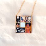 Sautoir avec un gros pendentif carré avec un petit miroir carré au centres et images de femmes de magazines découpés disposées autour, et recouvertes de résine, le tout dans un serti en laiton