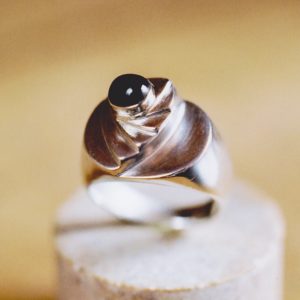 Bague chevalière en argent avec un petit cabochon rond diopside étoilée sur un petit escalier