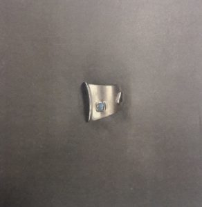 Bague argent et petit cabochon carré de labradorite blanche serti