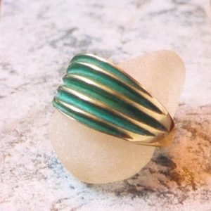 Création bague en laiton avec motif en creux patinés de vert