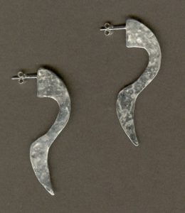 Boucles d'oreilles en argent martelé à la main forme stylisée