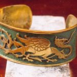 Création bracelet manchette pièce unique en laiton avec motif de dragon en relief tout autour, et le fond ciselé et patiné vert