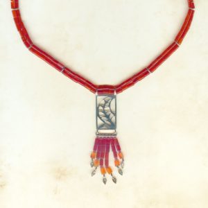 Création collier ras de cou double rang de petites perles cornalines rouges tubulaires et pendentif rectangle en argent avec feuille stylisée et 6 petits pendants de cornalines terminés par mini feuilles en argent