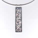 Pendentif pièce unique long rectangle en argent avec motifs en creux abstraits