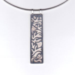 Pendentif pièce unique long rectangle en argent avec motifs en creux abstraits