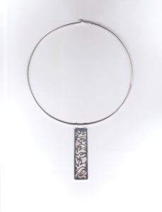 Pendentif pièce unique long rectangle en argent avec motifs en creux abstraits sur tour de cou en argent