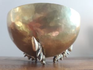 Coupe en laiton martelé et 3 chenilles en bronze qui la portent