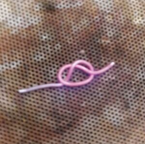 Noeud en fil d'argent chauffé au rouge pour nouer plus serré