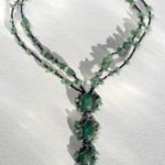 collier ras de cou avec pendant de 3 agates mousse ovales , le tout cerclé de petites agates mousses baroque et monté avec un enfilage de perles de rocaille