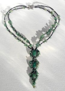 collier ras de cou avec pendant de 3 agates mousse ovales , le tout cerclé de petites agates mousses baroque et monté avec un enfilage de perles de rocaille