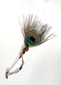 Plume de paon monté en broche ou épingle à châpeau avec quelques perles