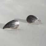 Boucles d'oreille puces en argent et forme de petites plumes