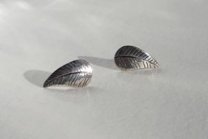 Boucles d'oreille puces en argent et forme de petites plumes