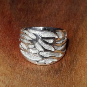 Bague en argent pièce unique avec motifs en creux et ciselés comme des flots ou un feuillage