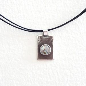 Pendentif rectangle création pièce unique en argent patiné noir et un petit cercle de nacre serti