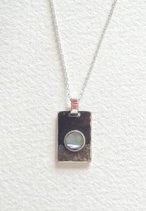 Pendentif rectangle création pièce unique en argent patiné noir et gravé main avec un petit cercle de nacre serti