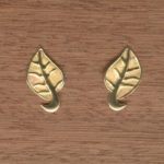 Boucles d'oreille "puces" en laiton doré création pièce unique en forme de feuille avec nervures en relief