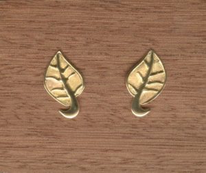 Boucles d'oreille "puces" en laiton doré création pièce unique en forme de feuille avec nervures en relief