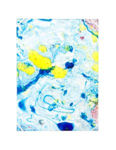 Carte de voeux à la technique de l'ebru, papier marbré, sur plastique transparant, dominantes de bleus et jaune, poudre dorée