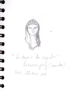 croquis au crayon de la Dame de Brassempouy ou dame à la capuche, statuette datant d'environ -22000 ans, au musée d'archéologie nationale