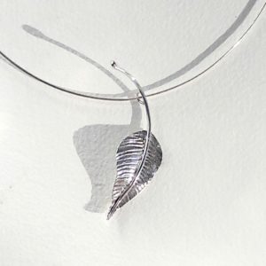 Pendentif création pièce unique feuille en argent ciselée et sa longue tige mobile sur un ras de cou en argent