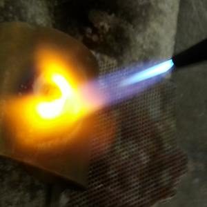 Flamme de chalumeau en train de souder sur laiton