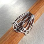 Bague en argent 925 en forme de sarabée stylisé ajouré et ciselé par endroits