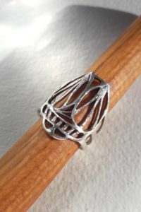Bague en argent 925 en forme de sarabée stylisé ajouré et ciselé par endroits