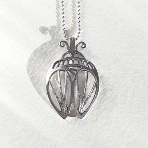 Pendentif scarabée stylisé, ajouré et gravé en argent