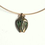 Pendentif Scarabée stylisé doré avec résine vert et bleu translucide