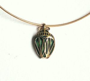 Pendentif Scarabée stylisé doré avec résine vert et bleu translucide