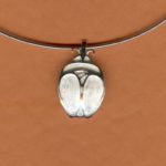 Pendentif Scarabée stylisé en argent ciselé