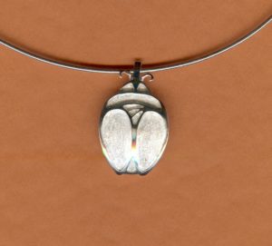 Pendentif Scarabée stylisé en argent ciselé