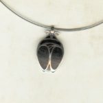 Pendentif Scarabée en argent avec inclusions d'ébène