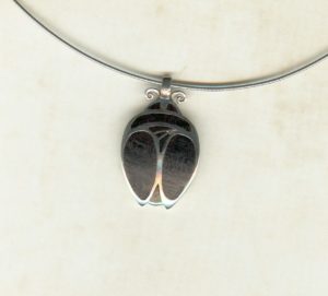 Pendentif Scarabée en argent avec inclusions d'ébène