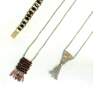 2 colliers et un bracelet avec mini perles de rocaille enfilées et grenats ou labradorites en tissage