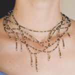 Collier ras de cou réalisé en enfilage forme de vagues avec des perles de rocaille et aigues-marines