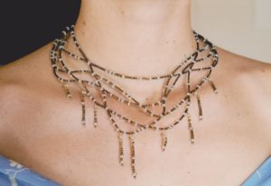 Collier ras de cou réalisé en enfilage forme de vagues avec des perles de rocaille et aigues-marines