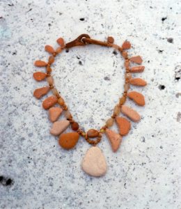 Collier réalisé avec des galets de briques cerclés de cuivre, perles d'agates et bois