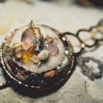 Barecelet comme une montre avec un disque de bois sur lequel sont dsiposés un petit poison cloisonné émaillé, coquillages et c gorgones, comme sur un fond des mers