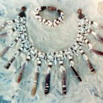 Collier plastron réalisé avec des crayons d'oursin pendant tout autour, perles d'eau douce et perles de bois monté en enfilage multiple