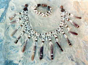 Collier plastron réalisé avec des crayons d'oursin pendant tout autour, perles d'eau douce et perles de bois monté en enfilage multiple