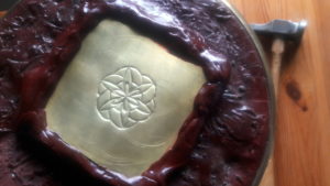 médaillon laiton Fleur de Vie, les tout 1ers tracés ciselés