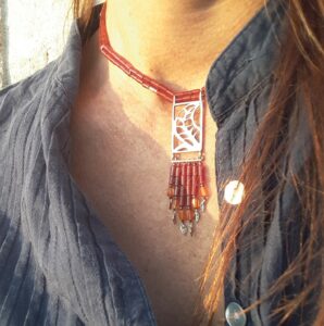 Création pièce unique pendentif feuille en argent monté avec cornalines