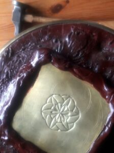 Ciselure en cours et 1ers tracés ciselés sur plaque laiton pour réaliser une fleur de vie