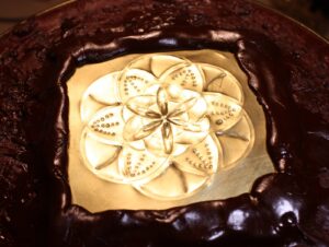 Envers ciselure du médaillon Fleur de Vie encimenté avec détails tracés et emboutis