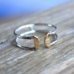 Bague martelée double anneau argent ouvert sur dessus et demi lunes or
